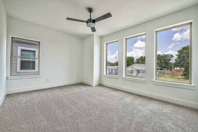 Building Photo - Luxury Living Redefined in the Heart of Fort Worth.