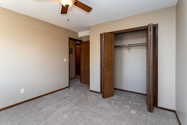 Building Photo - Great Upper Unit Located in Vista Grande Terrace!