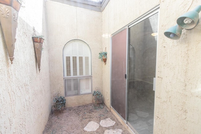 Building Photo - 2908 E Avenida Olivos