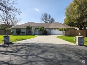 Building Photo - Awesome 4 bdrm/2.5 ba in La Brisas
