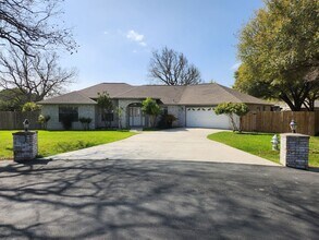 Building Photo - Awesome 4 bdrm/2.5 ba in La Brisas