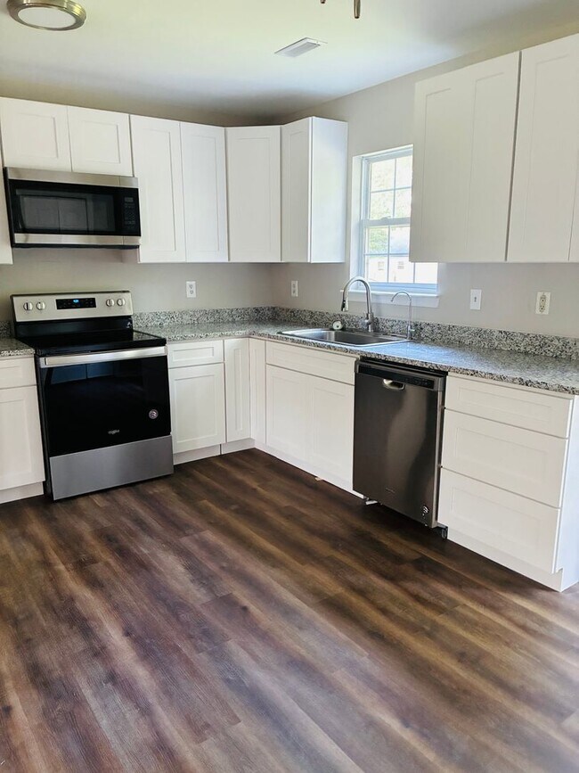 Building Photo - Freshly Renovated 3BR/2BA Home with Huge Fenced Backyard | Section 8 Welcome