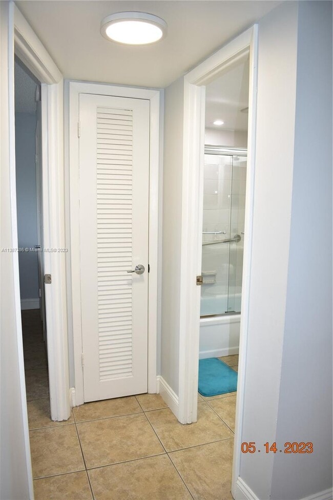 Building Photo - 8590 Sunrise Lakes Blvd