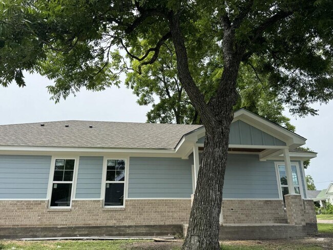 Building Photo - 717 N 3rd St