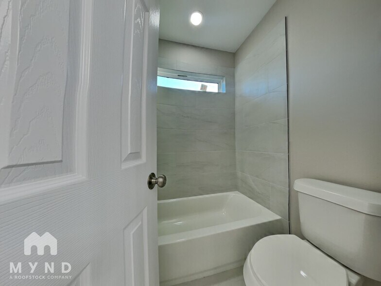 Building Photo - 6015 Barany Ct