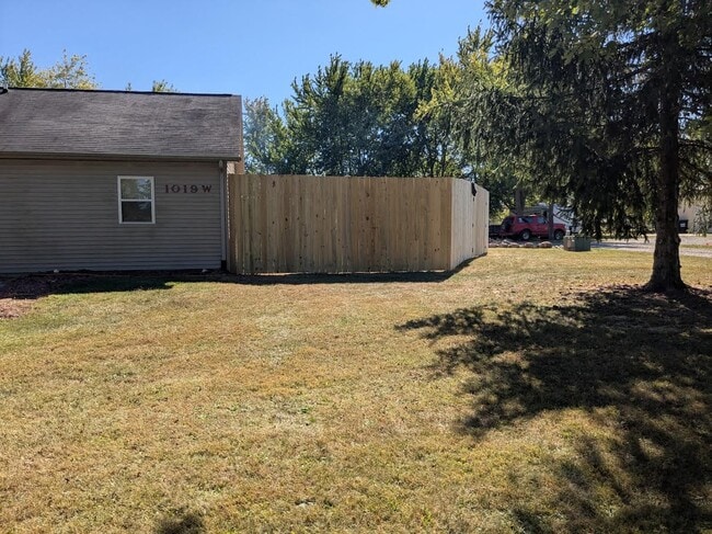 Building Photo - 1019 W 150 N