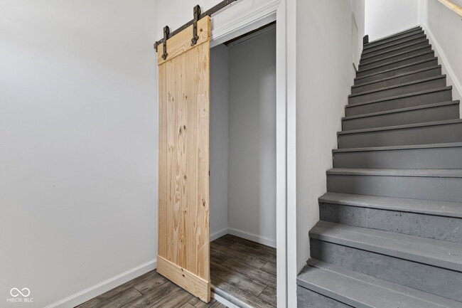 Building Photo - 2 Van Ave