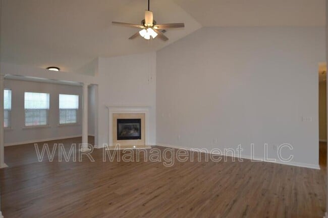 Building Photo - 2011 Oakbriar Cir