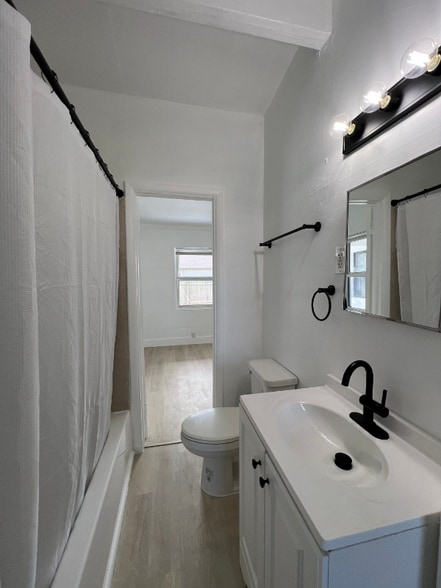 Building Photo - 320 NE 13th Ave