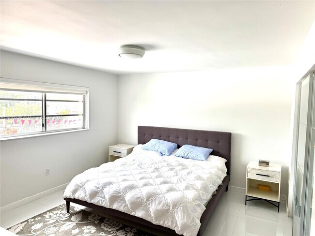 Building Photo - 240 Collins Ave
