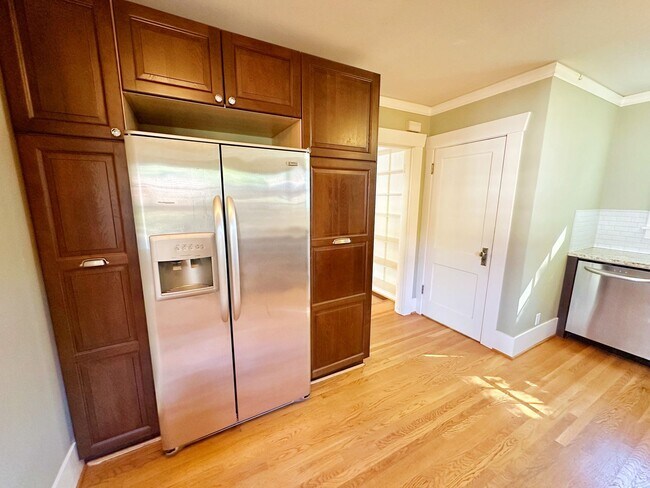 Building Photo - Stunning 3 Bedroom with Fully Fenced Yard ...