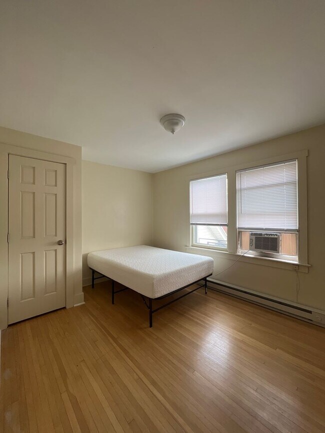 Building Photo - Two Bedroom apartment near engineering and...