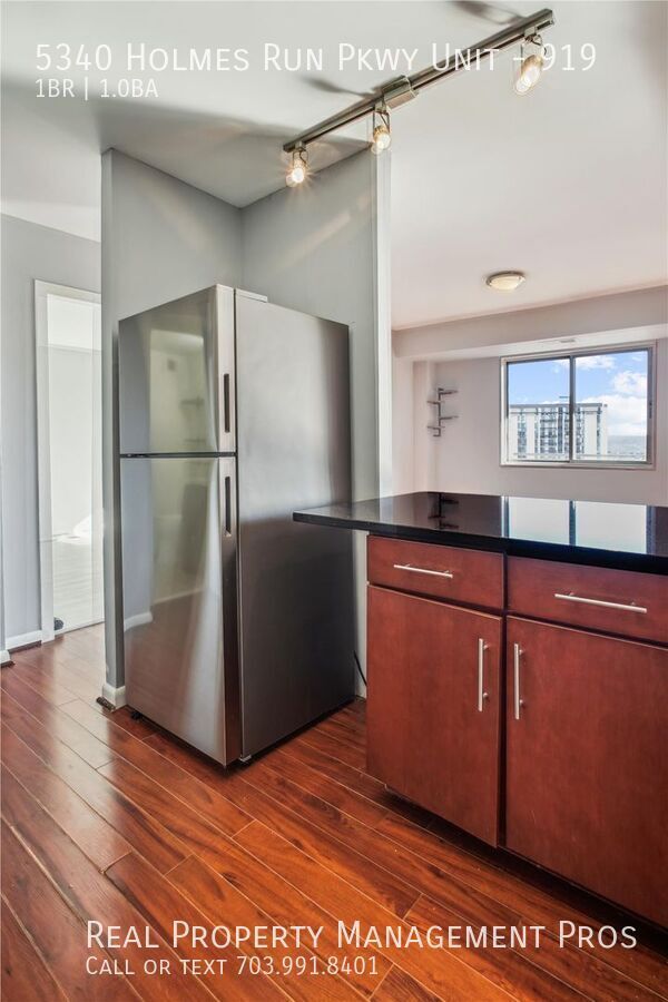 Building Photo - Stylish, Updated Condo Near Metro — All Ut...