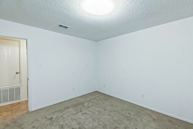 Building Photo - 2508 Clear Brook Dr