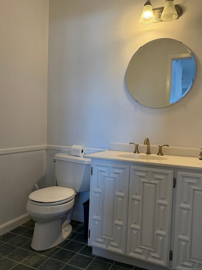 Building Photo - 14 1/2 Fairview Ave