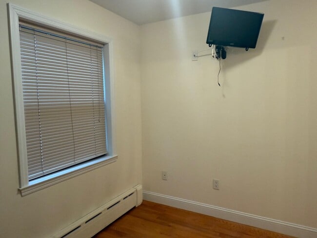 Building Photo - 1357 Kew Ave