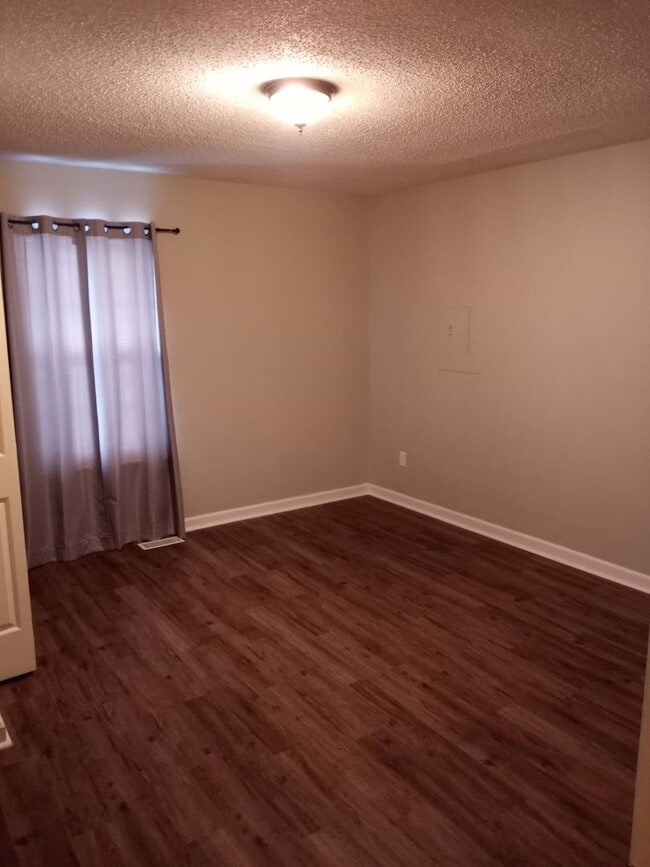 Building Photo - 2 bed 1.5 bath condo for rent
