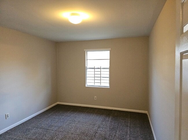 Building Photo - Newly renovated 2 bedroom, 1 bath duplex i...