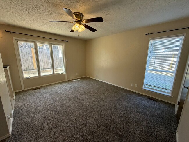 Building Photo - Beautiful 3bed/2.5bath Updated Westside Norman Home Available for Rent!