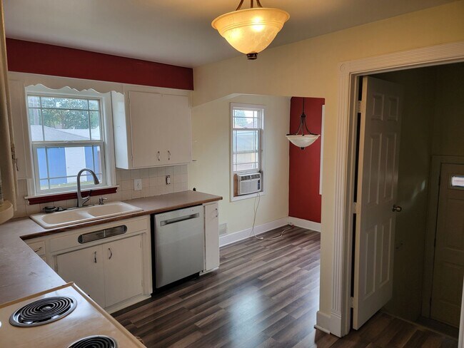 Building Photo - Great 3-Bedroom Home IN The Garland District