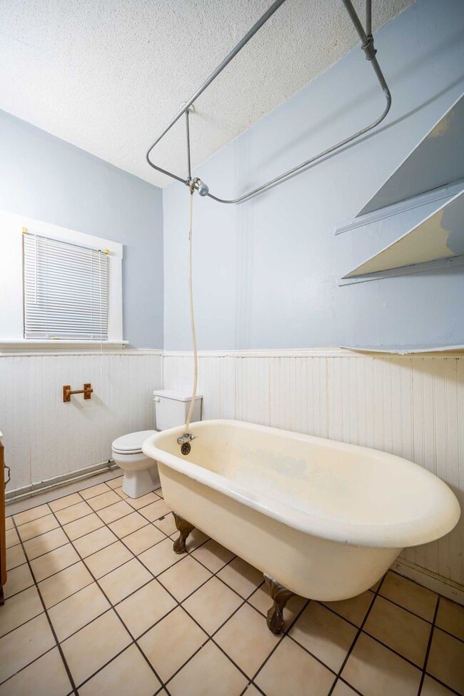 Building Photo - 250 1/2 W 5th Ave