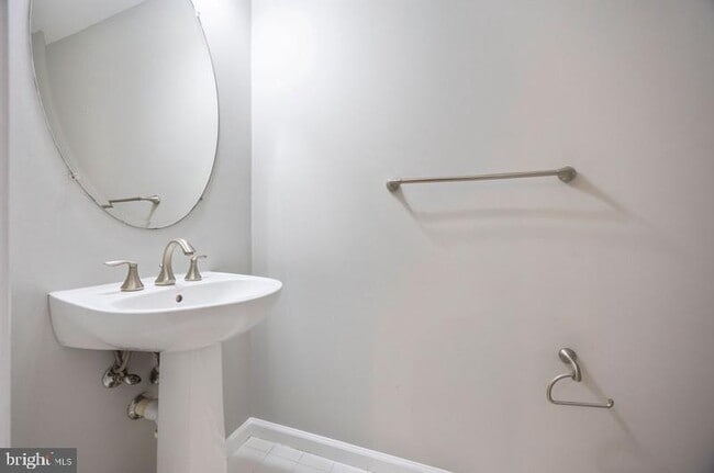 Building Photo - 844 Oriole Ave