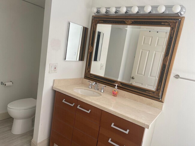 Building Photo - 641 Executive Center Dr