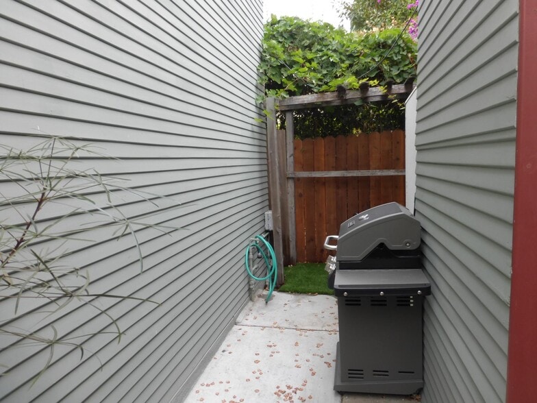 Side yard - 1533 Maltman Ave
