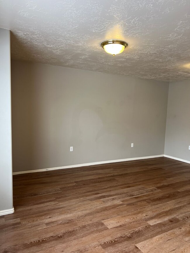 Building Photo - BEAUTIFUL 2 Bed 1 bath Continental condo w...