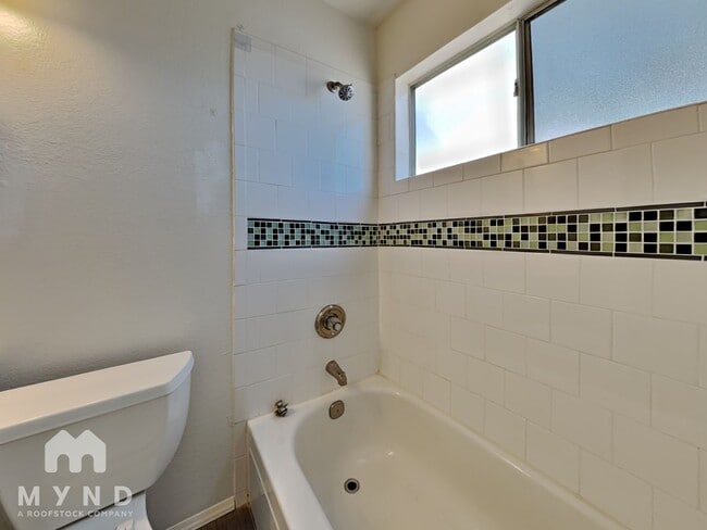 Building Photo - 413 W Renee Dr