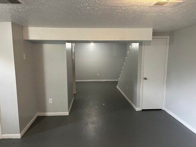Building Photo - Cozy 3 Bedroom 2 Bathroom Townhouse