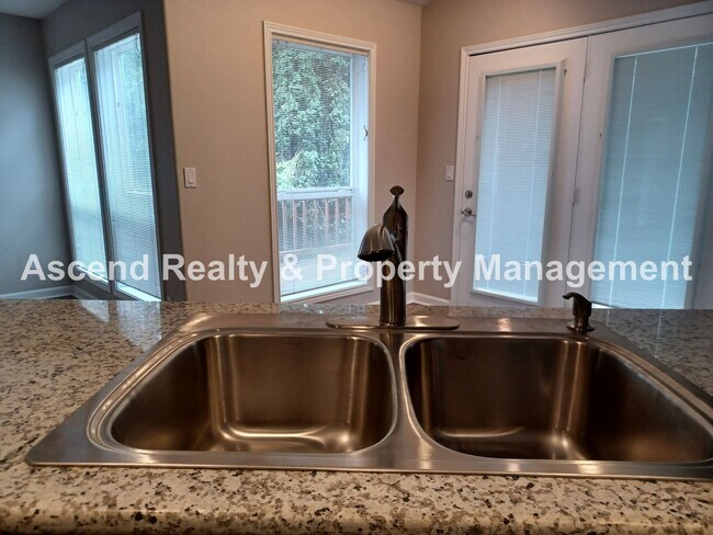 Building Photo - Gorgeous Updated Murrayhill Area 4 Bed on ...