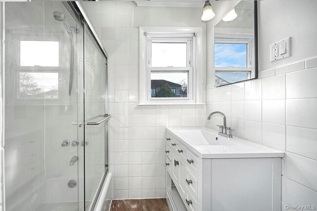 Building Photo - 222 Gainsborg Ave E