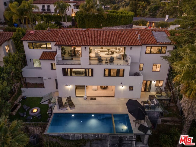 Building Photo - 2260 Maravilla Dr