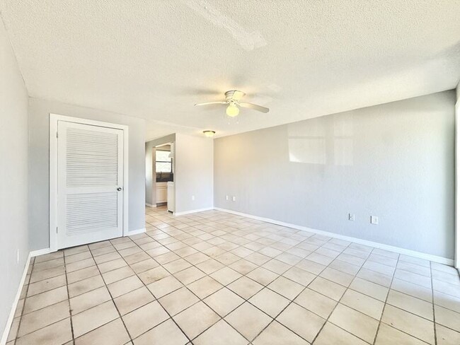 Building Photo - 3401 Palm Dr