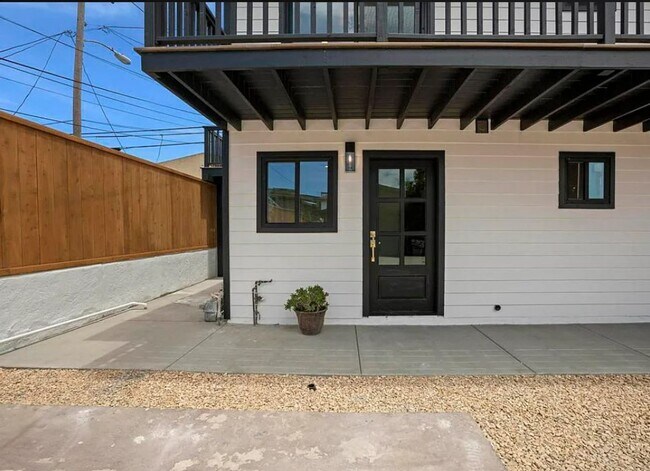 Building Photo - Unit on Swift