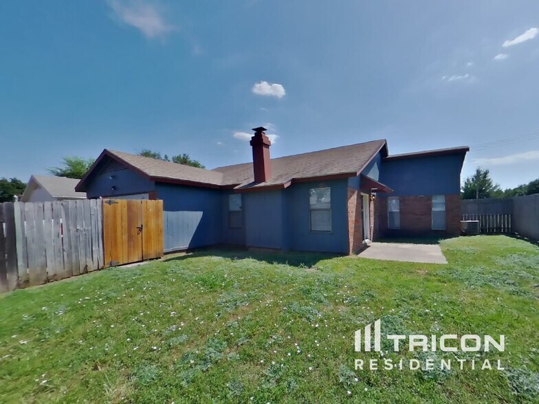 Building Photo - 1901 Castle Dr