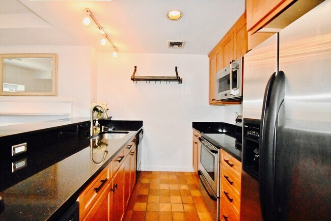 Building Photo - 32 Fairfield St