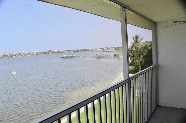 Building Photo - 1516 S Lakeside Dr