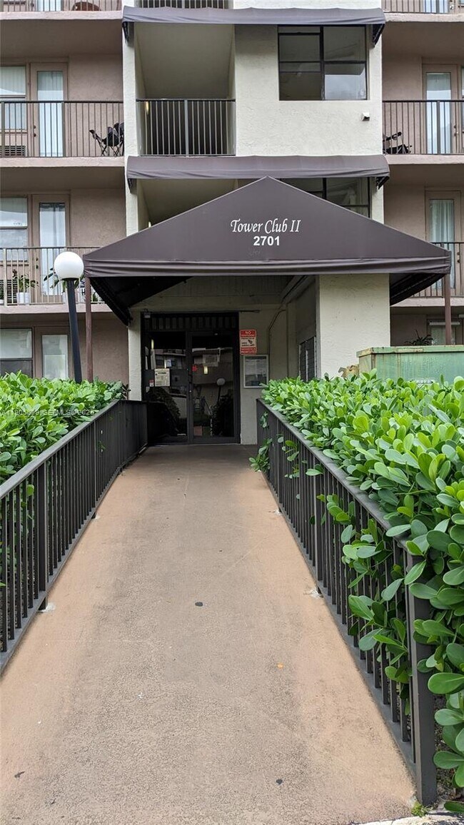 Building Photo - 2701 Riverside Dr