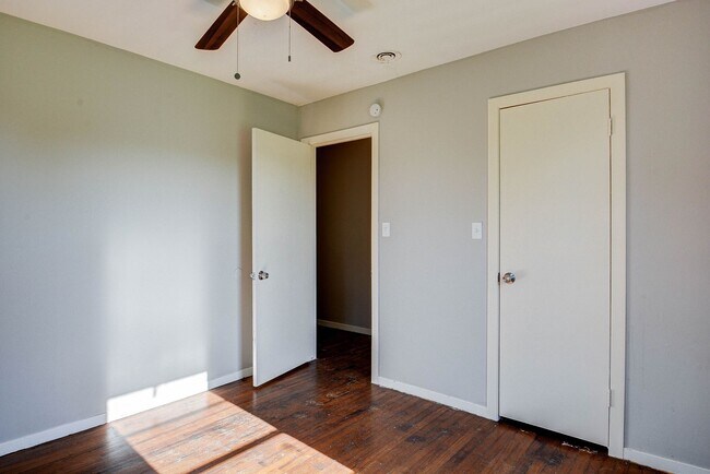 Building Photo - 131 Lakewood Dr