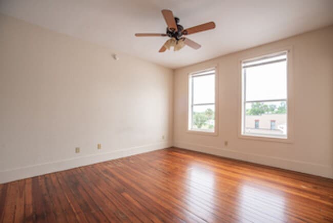 Building Photo - Spacious 2/2 Apartment in Heart of Umatilla!