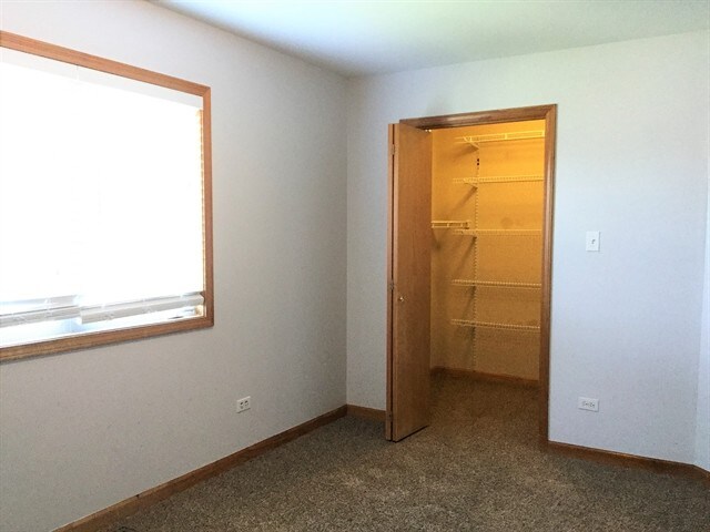 Building Photo - 262 Lakeview Ct