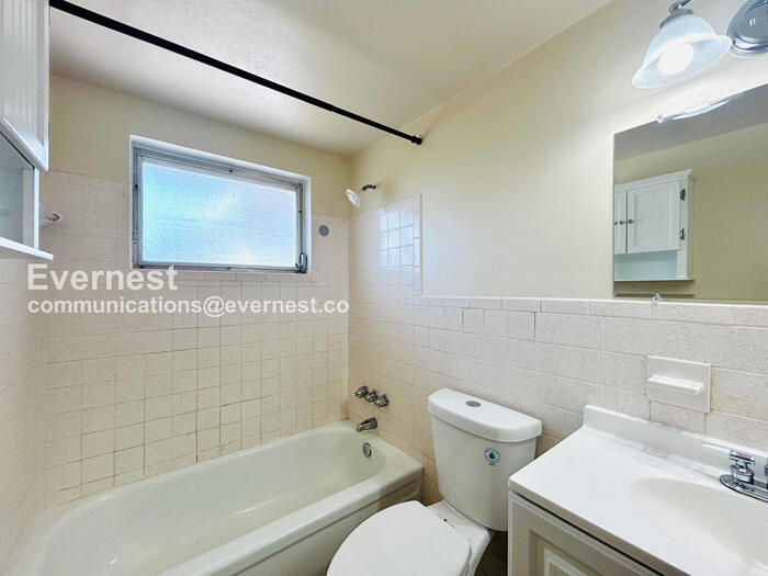 Building Photo - 2127 Erin Dr