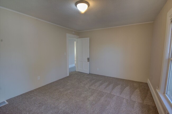 Building Photo - SL POS929