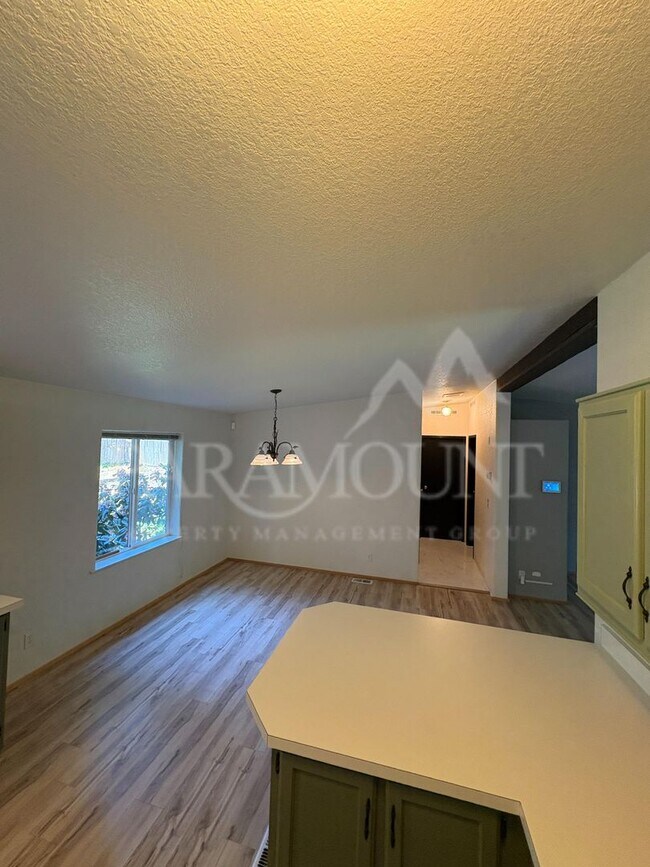 Building Photo - Spacious 3 Bedroom 2 Bathroom with yard space!