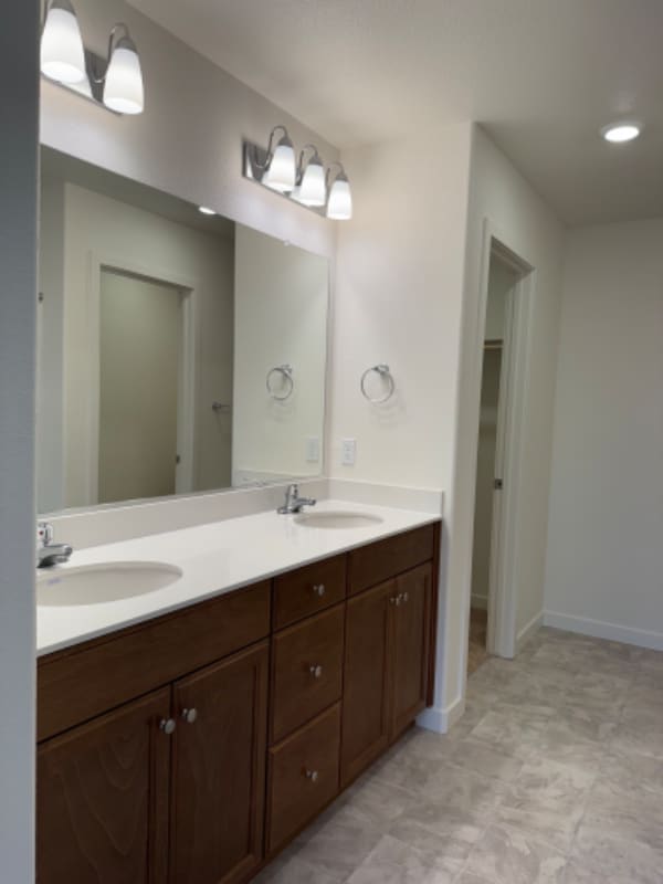 Building Photo - 221 Dylan St