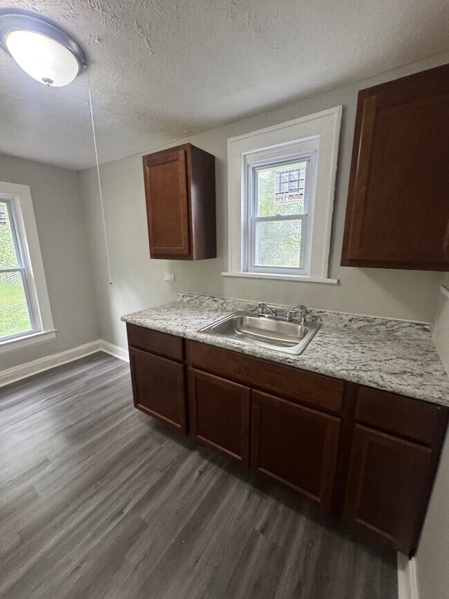 Building Photo - Charming 3-Bedroom Property in Prime Location