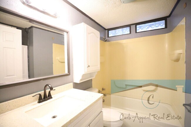 Building Photo - 1405 Pratt Cir
