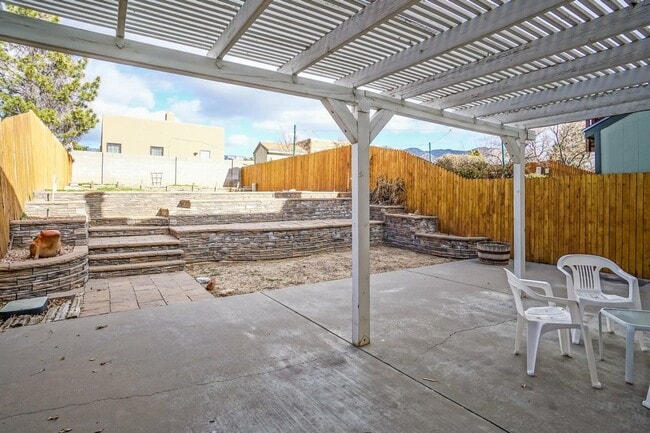 Building Photo - Amazing 3 bed 2 bath NE Heights Townhome